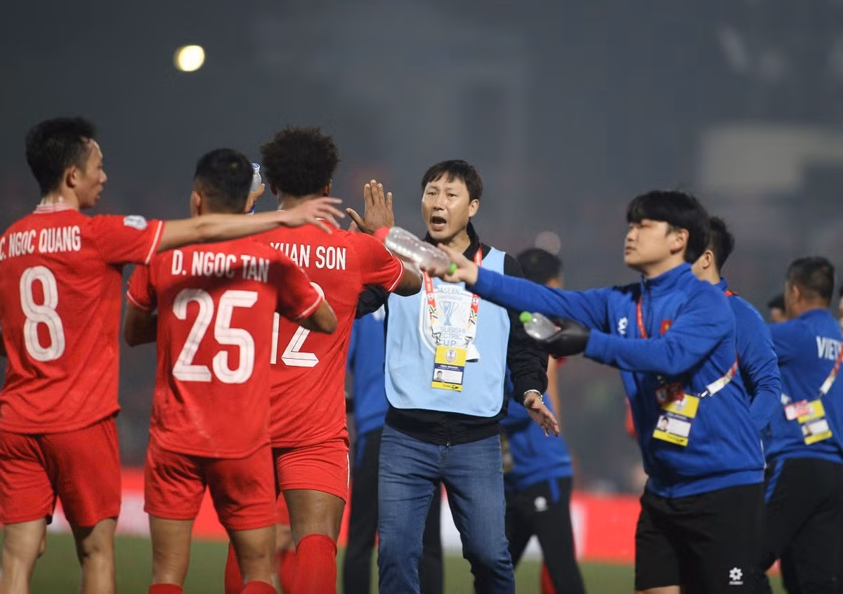 Tuy nhiên, thầy trò HLV Kim Sang Sik cần phải hết sức cẩn trọng, bởi tuyển đội vẫn còn 'hiệp 2' khó lường trên sân Thái Lan.