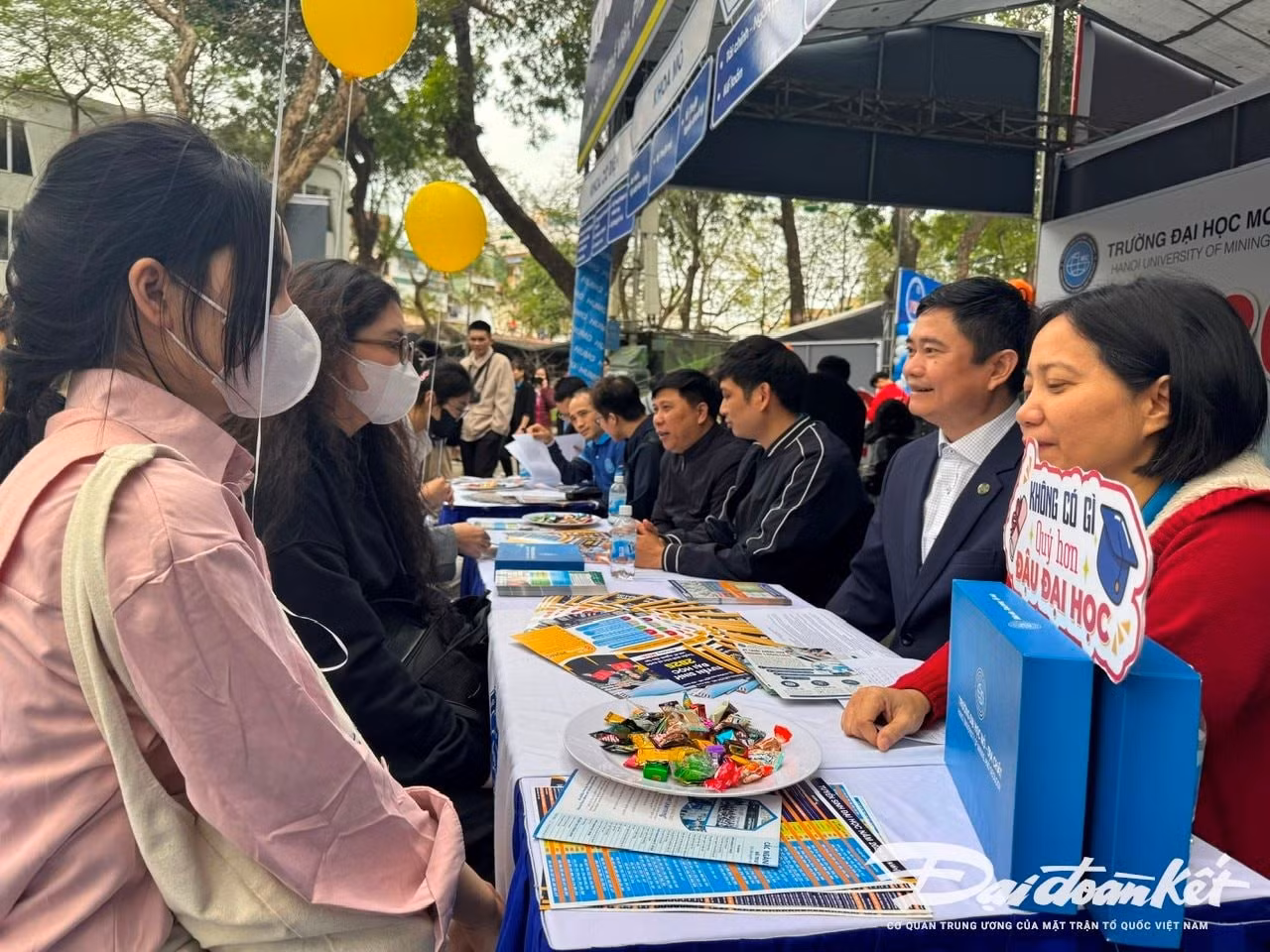 Thí sinh tìm hiểu thông tin tuyển sinh của Trường Đại học Mỏ - Địa chất.