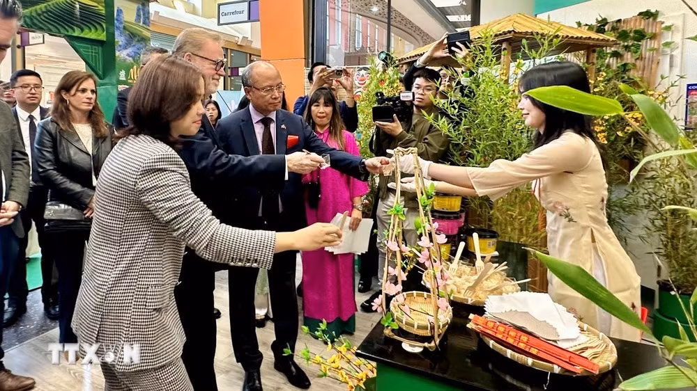 Khách tham quan trải nghiệm ẩm thực Việt Nam.