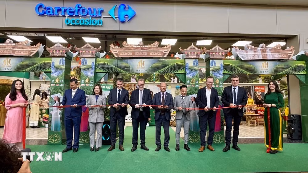 Các đại biểu cắt băng khánh thành Tuần hàng Việt Nam tại Đại siêu thị Carrefour Collégien, ngày 18/10.