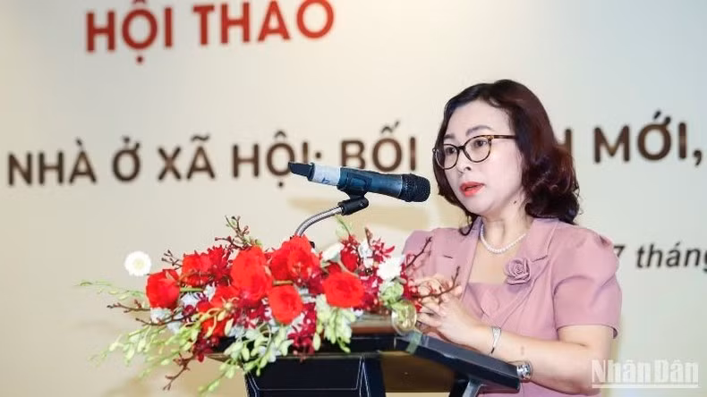Cục trưởng Cục Quản lý nhà và thị trường bất động sản (Bộ Xây dựng) Tống Thị Hạnh phát biểu tại hội thảo.