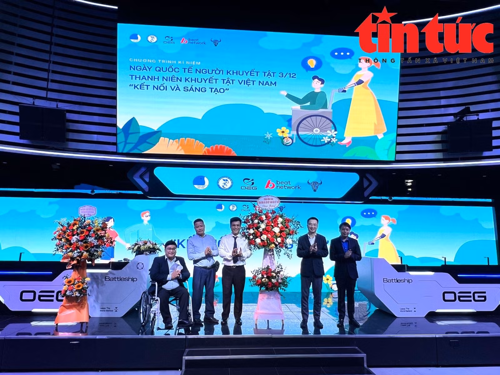 Lãnh đạo Trung ương Hội Liên hiệp Thanh niên Việt Nam tặng hoa chúc mừng Hội Thanh niên Khuyết tật Việt Nam.