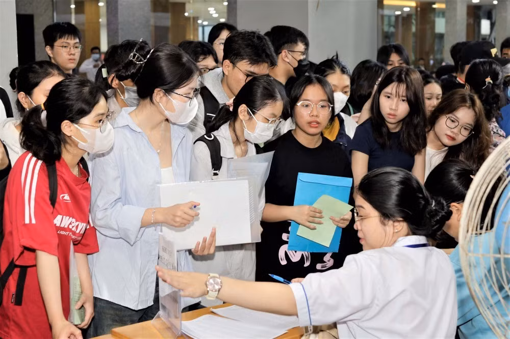 Thí sinh tìm hiểu thông tin xét tuyển học bạ tại Trường Đại học Công thương TPHCM năm 2024.