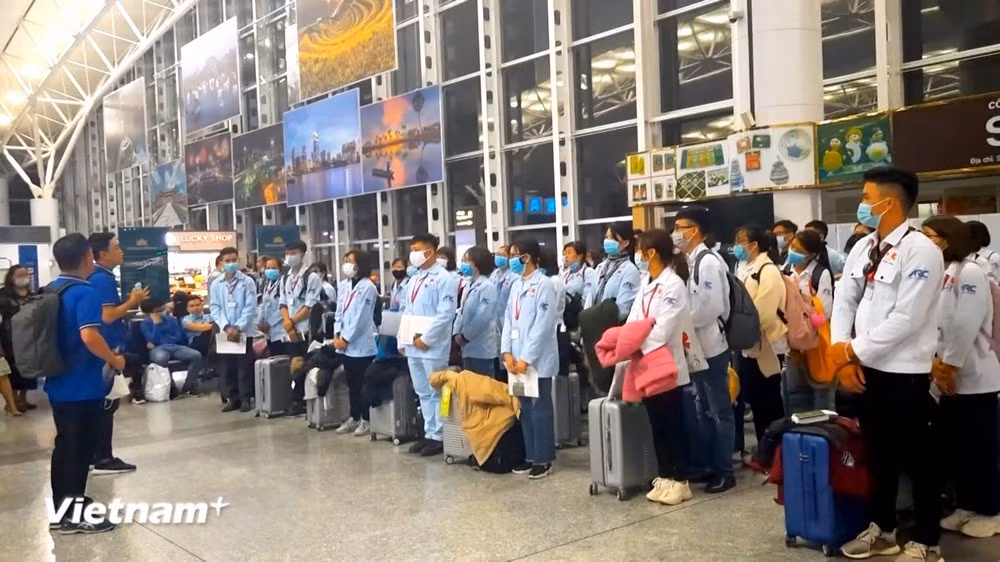 Lao động Việt Nam làm thủ tục đi làm việc ở nước ngoài.