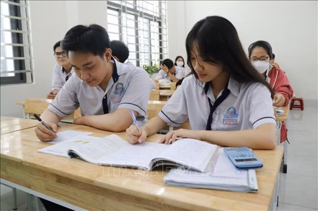 Các chính sách về miễn thi tốt nghiệp Trung học Phổ thông tiếp tục được áp dụng cùng với một số điểm mới liên quan đến việc miễn thi môn Ngoại ngữ và Ngữ Văn. Ảnh minh họa