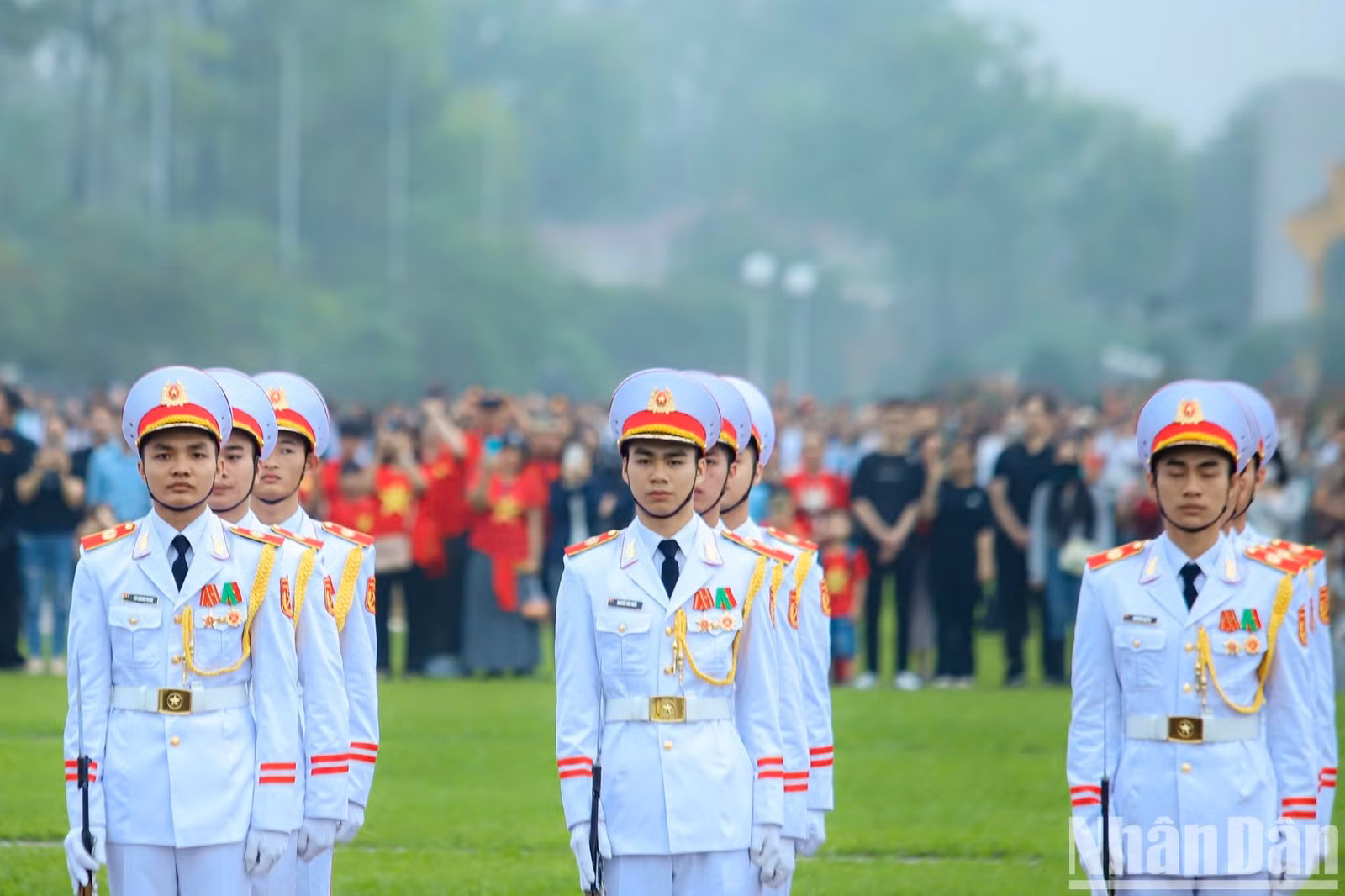 Do cờ Tổ quốc đã được kéo lên từ ngày 29/4, chính vì vậy năm nay chỉ có lễ chào cờ, thay vì Thượng cờ như mọi năm.
