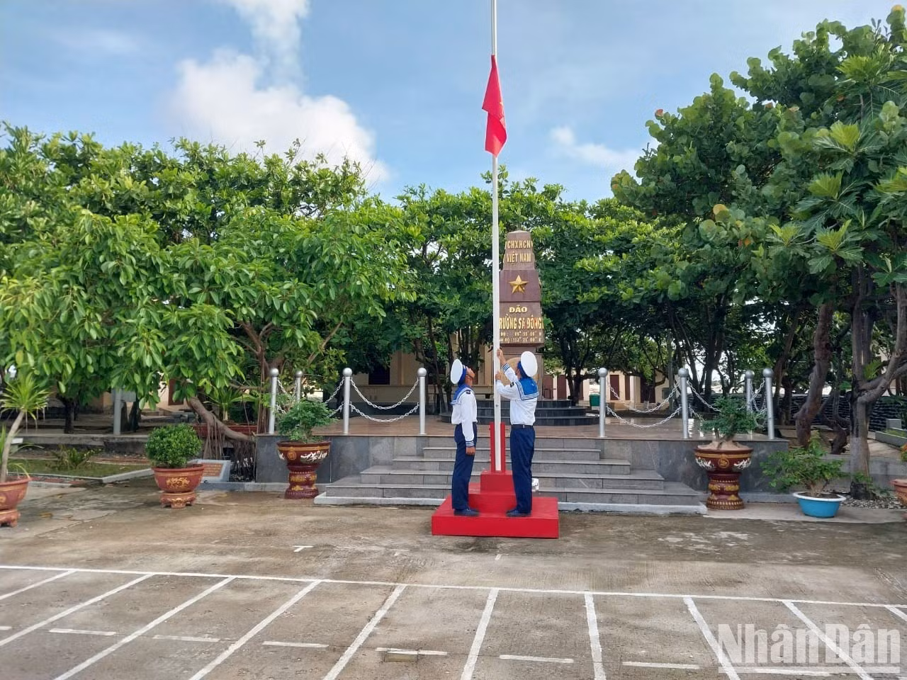 Tại Đảo Trường Sa Đông, lễ chào cờ linh thiêng cũng được tiến hành. (Ảnh: Phòng Công tác Chính trị Quân chủng Hải Quân)