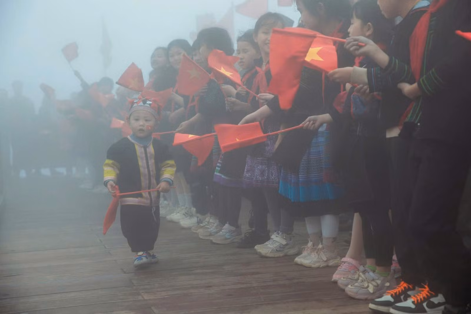 Cờ Tổ quốc tung bay trên nóc nhà Đông Dương sáng 30/4.
