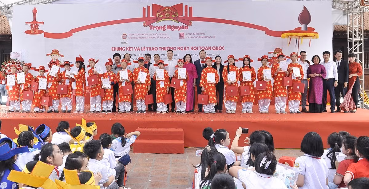 Ban Tổ chức trao giải cho các thí sinh.