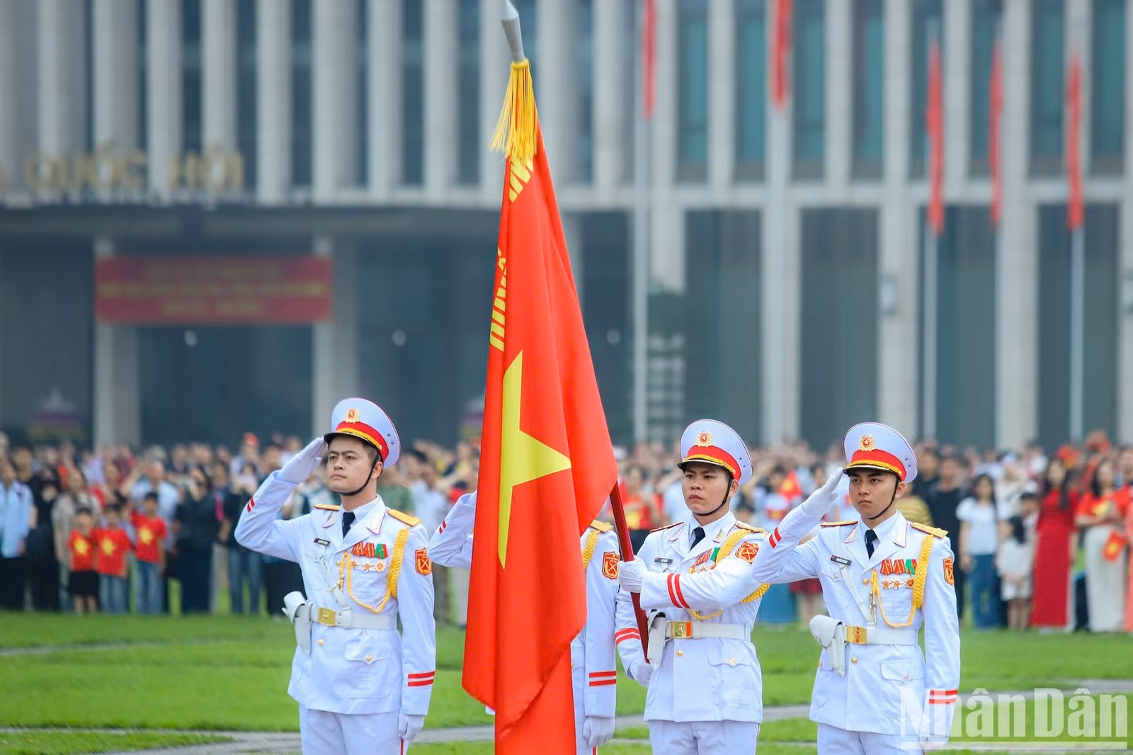 Nghi lễ chào cờ được thực hiện trang nghiêm, trong không khí thiêng liêng, thành kính.