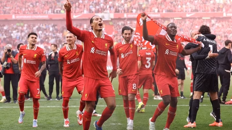 Đội trưởng Virgil van Dijk ăn mừng cùng các đồng đội sau khi trọng tài thổi còi kết thúc trận đấu.