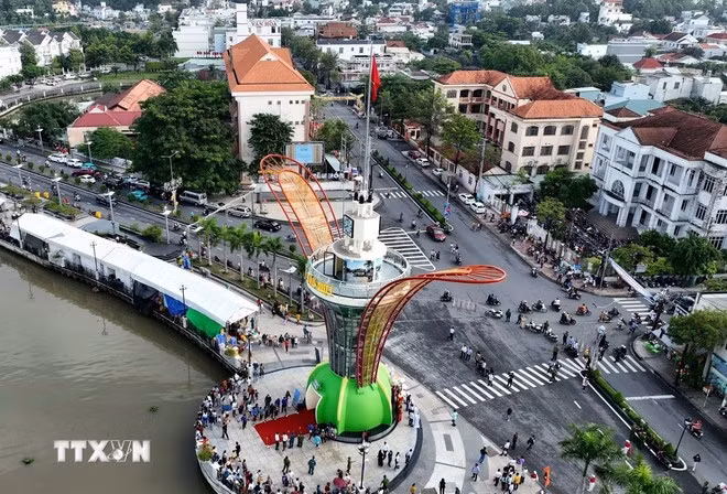 Biểu tượng "Cánh hoa dầu" được xây dựng tại khu vực phố đi bộ Bạch Đằng bên sông Sài Gòn (phường Phú Cường, thành phố Thủ Dầu Một, tỉnh Bình Dương).