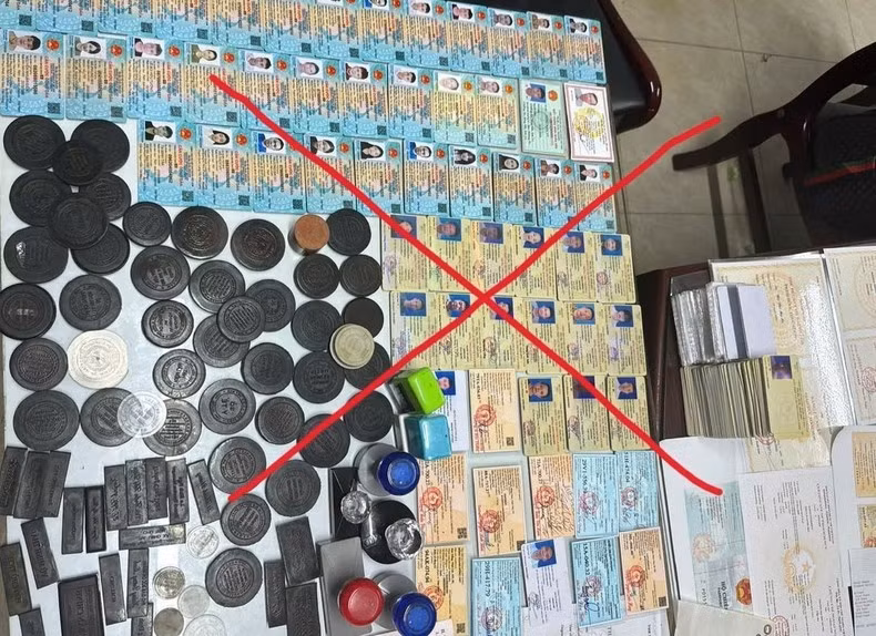 Các đối tượng đã sản xuất, mua bán hàng ngàn văn bằng, chứng chỉ, giấy tờ, thậm chí cả căn cước công dân, hộ chiếu, bằng lái xe… giả giống với “hàng thật” lên đến 99,9%.