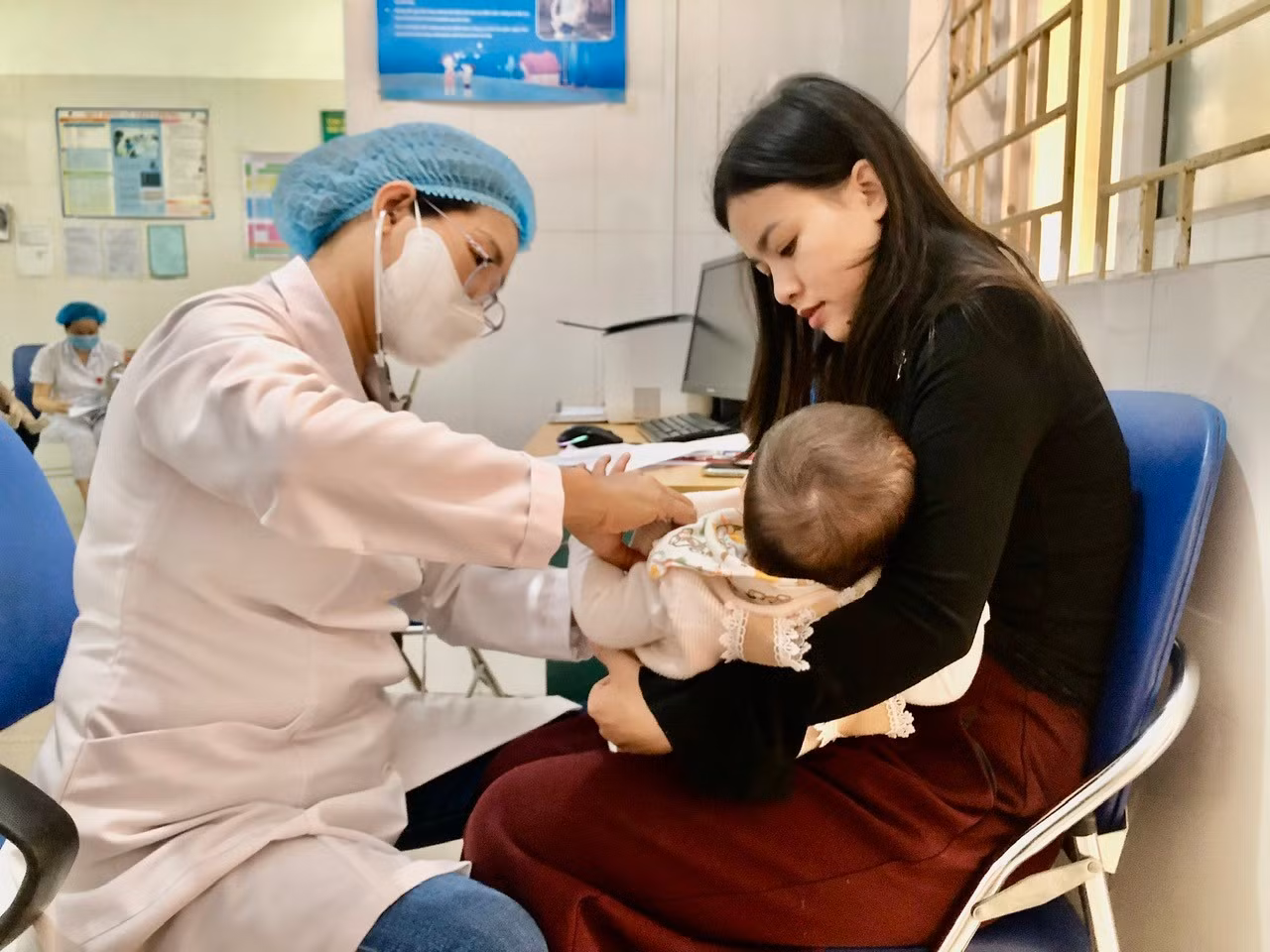 Tiêm vaccine sởi cho trẻ tại Hà Nội.