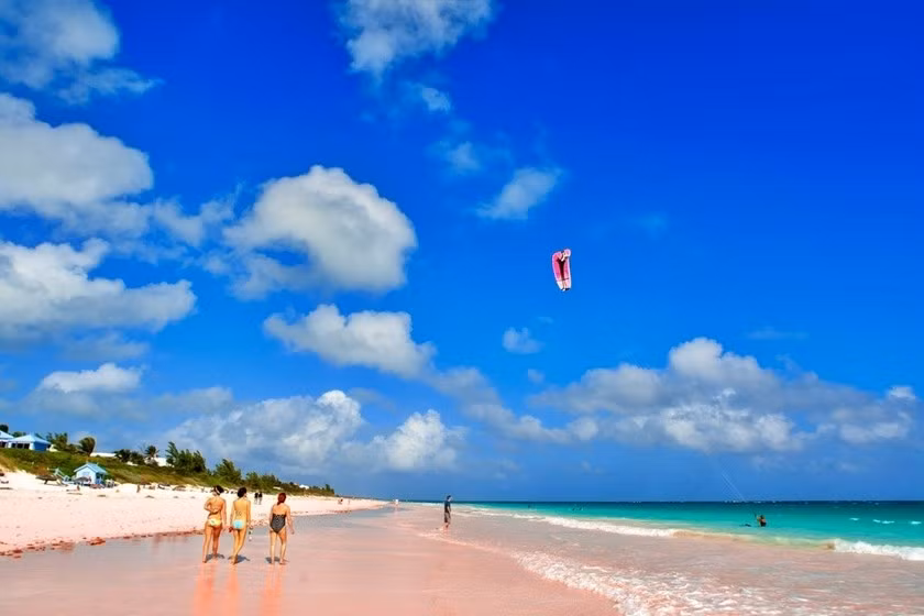 Bãi biển Pink Sands đẹp mê hồn với cát màu hồng phấn trên đảo Harbor của Bahamas, được tạp chí Mỹ CNTraveller xếp thứ nhất trong danh sách "71 địa điểm đẹp nhất thế giới".