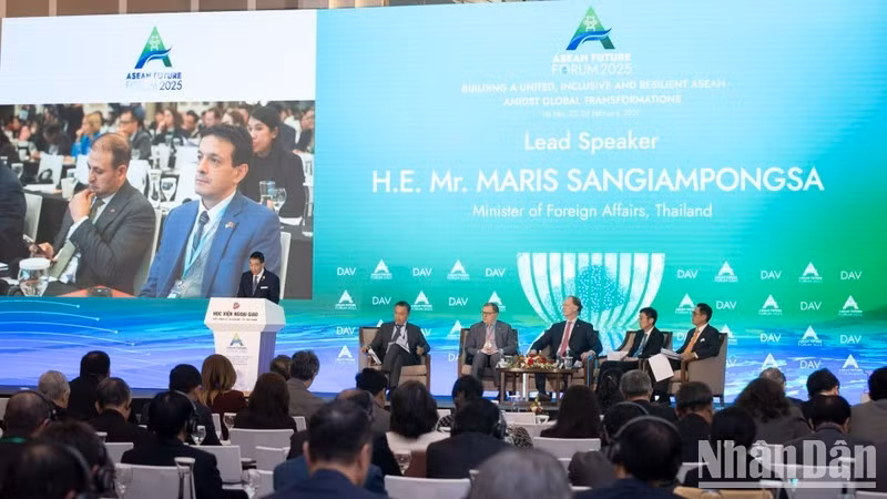 Quang cảnh Phiên toàn thể thứ nhất với chủ đề “Các xu hướng lớn tác động tới ASEAN và thế giới đến năm 2035” trong khuôn khổ Diễn đàn Tương lai ASEAN 2025.