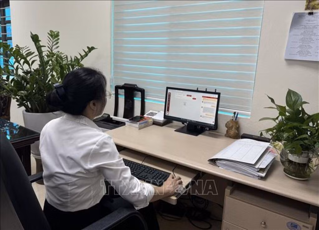 Thẩm phán sử dụng phần mềm "trợ lý ảo" hỗ trợ công tác nghiệp vụ.