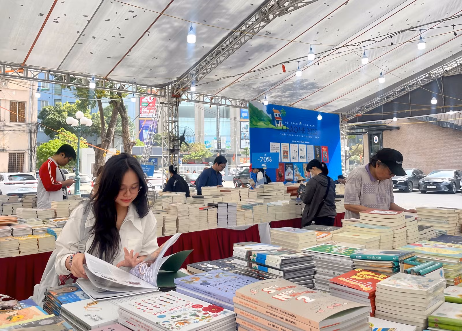 Bạn đọc tìm mua sách tại Hội sách Nhã Nam: Chào hè 2025 (Hà Nội).