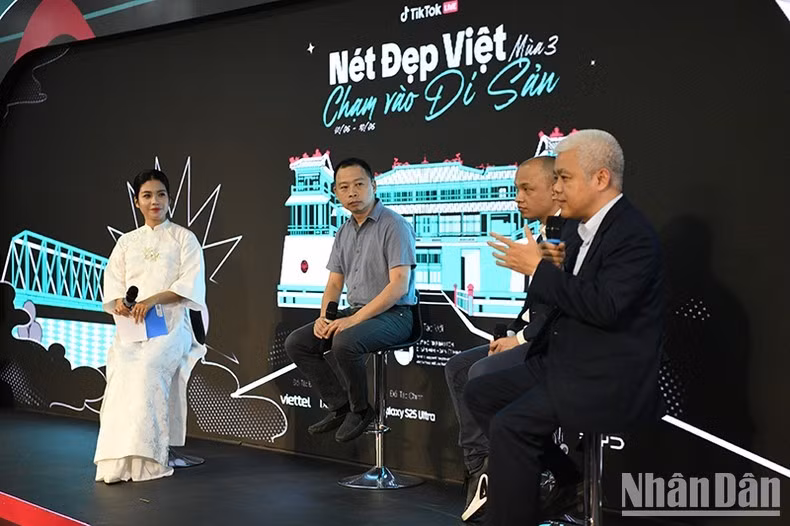 Các khách mời thảo luận, chia sẻ tại Tọa đàm “Du lịch bền vững cùng giá trị di sản Việt”.