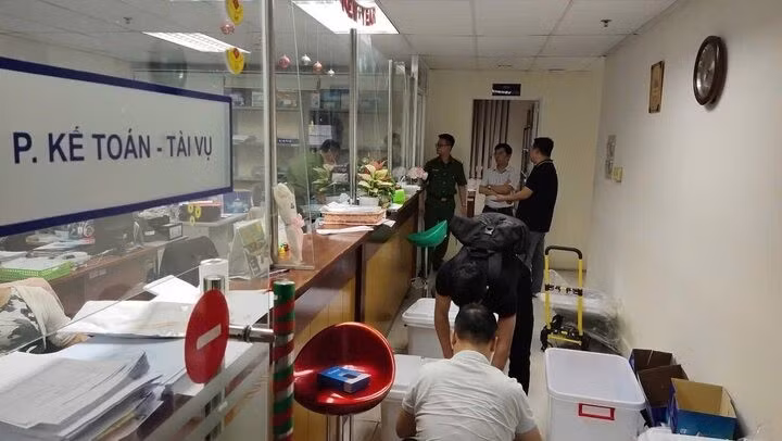 Công an tỉnh Phú Thọ khám xét nơi làm việc của các đối tượng.