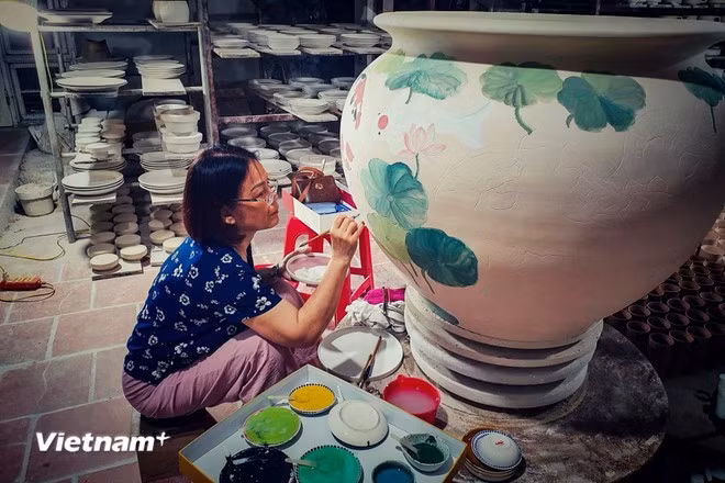 Nghệ nhân Phạm Thị Minh Châu chăm chút tỉ mỉ cho sản phẩm gốm Bát Tràng.
