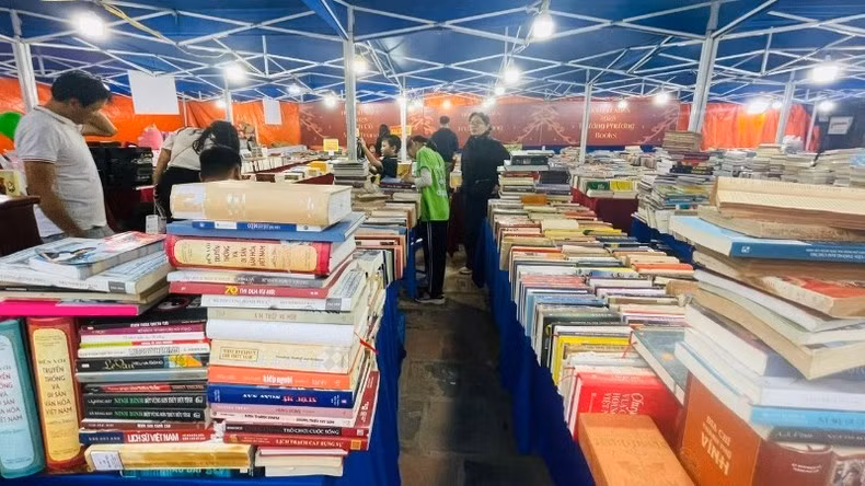 Không gian đọc của Trường Phương Books mang đến đa dạng các thể loại sách: văn học, lịch sử, khoa học, thiếu nhi, ngoại văn...