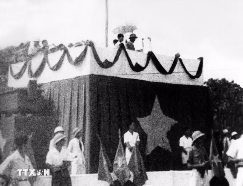 Ngày 2/9/1945, tại Quảng trường Ba Đình, Chủ tịch Hồ Chí Minh đọc Tuyên ngôn Độc lập, khai sinh nước Việt Nam Dân chủ Cộng hòa. (Ảnh: Tư liệu TTXVN)