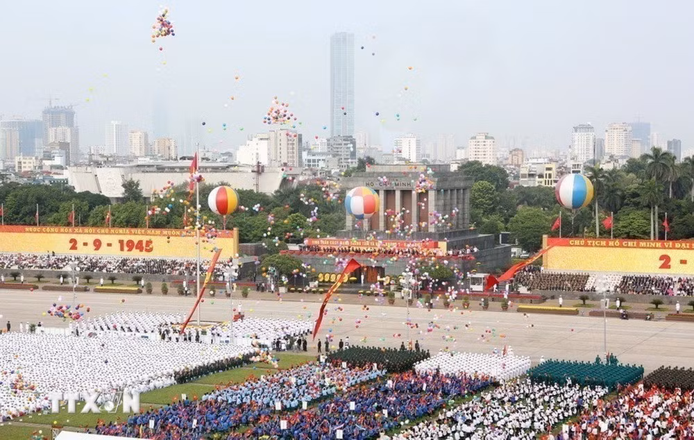 Sáng 2/9/2015, Lễ míttinh, diễu binh, diễu hành cấp Quốc gia kỷ niệm 70 năm Ngày Cách mạng Tháng Tám (19/8/1945-19/8/2015) và Quốc khánh (2/9/1945-2/9/2015) được tổ chức trọng thể tại Quảng trường Ba Đình. (Ảnh: TTXVN)