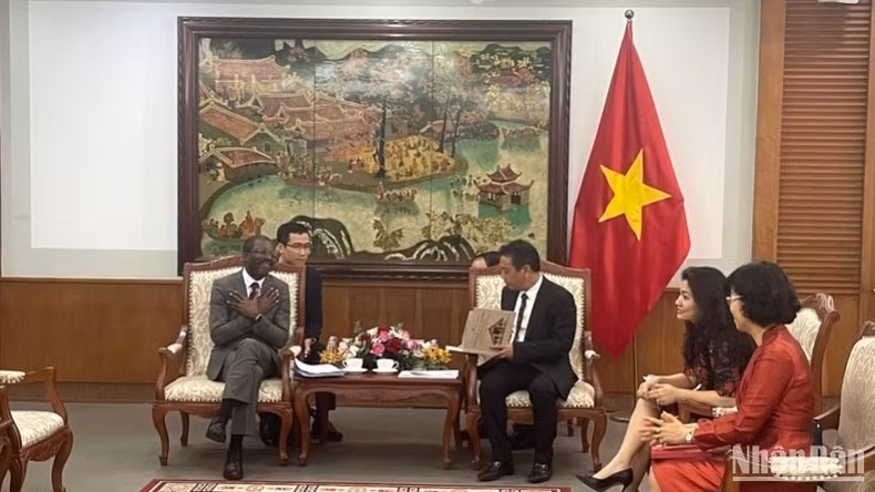 Ông Lazare Eloundou Assomo, Giám đốc Trung tâm Di sản Thế giới của UNESCO làm việc với Bộ Văn hóa, Thể thao và Du lịch Việt Nam.