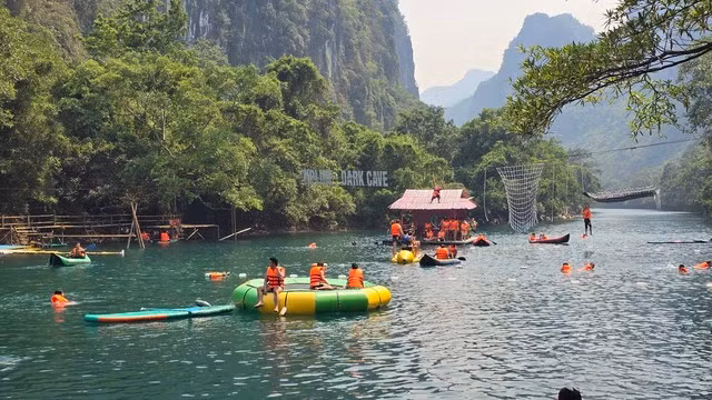 Hình ảnh du khách đến trải nghiệm tại Điểm du lịch Sông Chày - hang Tối.