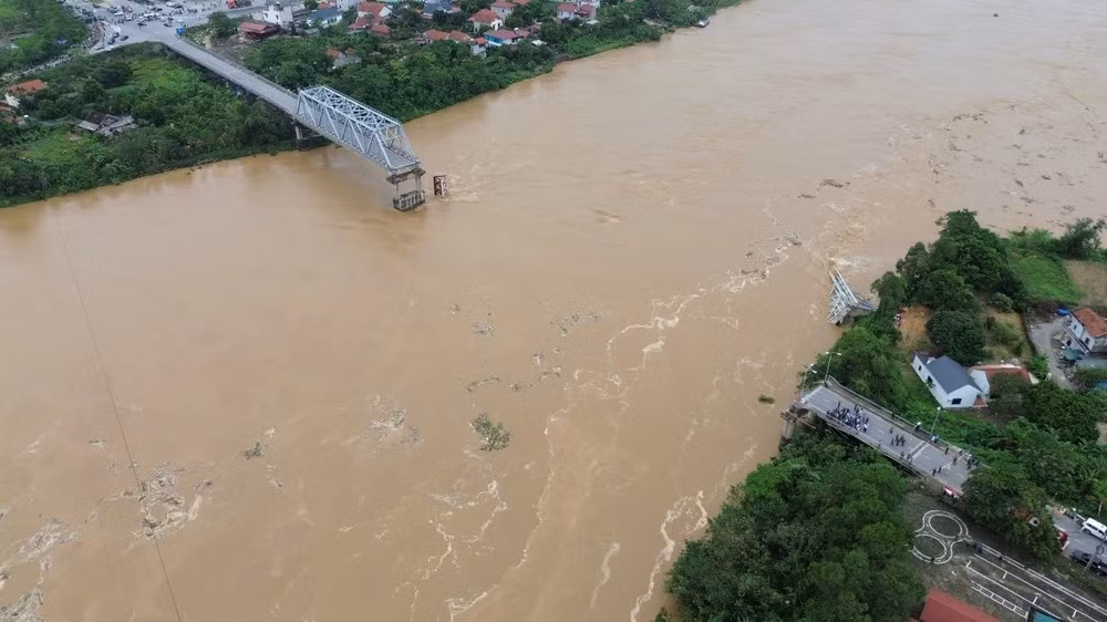 Cầu Phong Châu bị sập do nước lũ cuốn trôi mố trụ cầu.
