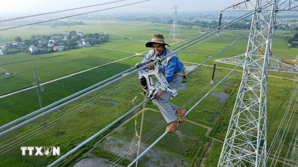 Công nhân kỹ thuật đu dây lắp khung định vị tại Dự án đường dây 500kV mạch 3.
