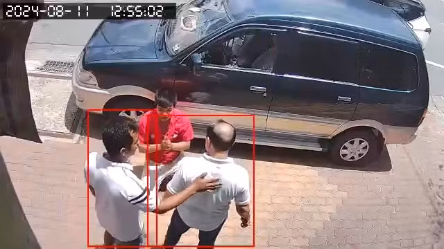 Tài xế xe ô tô màu xanh (áo đỏ) phải quỳ xuống xin lỗi trước sự đe doạ của Trần Tấn Phong.