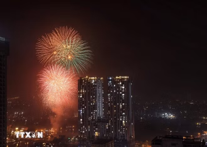 Màn pháo hoa rực rỡ trên bầu trời hồ Văn Quán, quận Hà Đông.