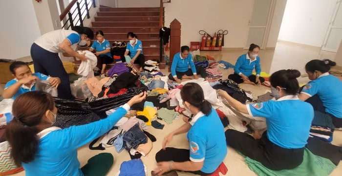 Trung tâm Vì sự Phát triển Phụ nữ Bắc Trung Bộ và các hội viên phụ nữ phân loại, giặt giũ, đóng gói quần áo, chăn ga, đồ chơi... tỉnh gửi đến các xã vùng cao Hà Giang, Cao Bằng, Lào Cai, Sơn La.