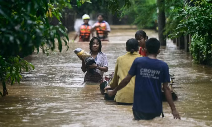 Người Myanmar lội nước lũ ở Taungoo, vùng Bago, Myanmar, ngày 12/9.