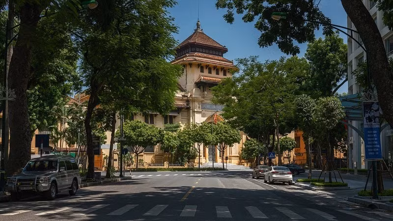 Đại học Quốc gia Hà Nội là một di sản kiến trúc nổi bật của Hà Nội, mang vẻ đẹp Á - Âu.