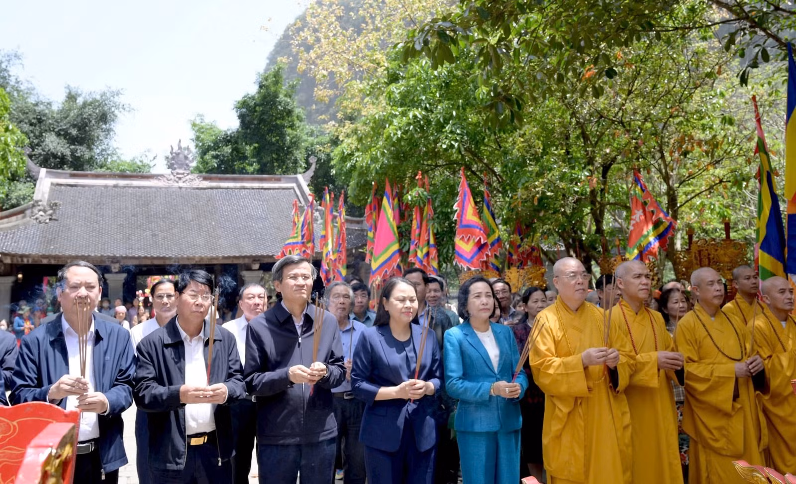 Đại biểu Trung ương và địa phương thực hiện nghi thức dâng hương tưởng nhớ Đức Thánh Quý Minh Đại Vương.