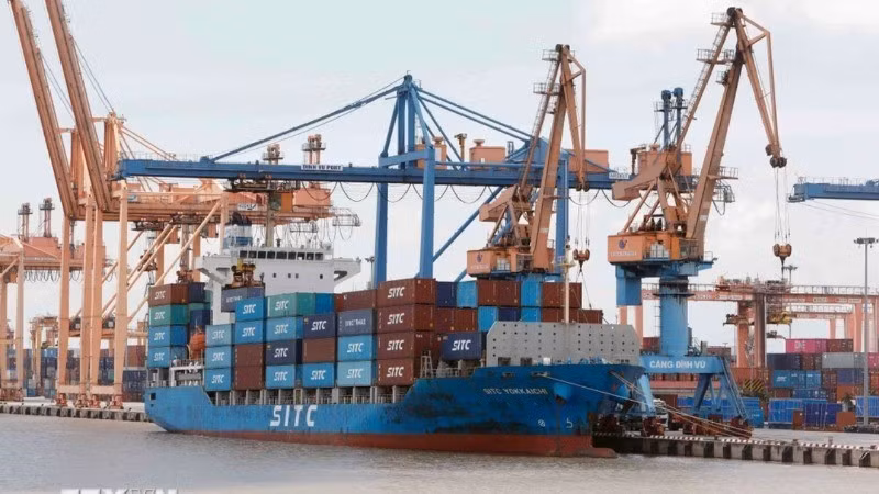 Bốc xếp hàng xuất nhập khẩu tại cảng Đình Vũ, Hải Phòng.
