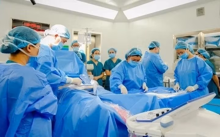 Các y bác sĩ Bệnh viện Từ Dũ và Bệnh viện Nhi đồng 1 thông tim cho thai nhi.
