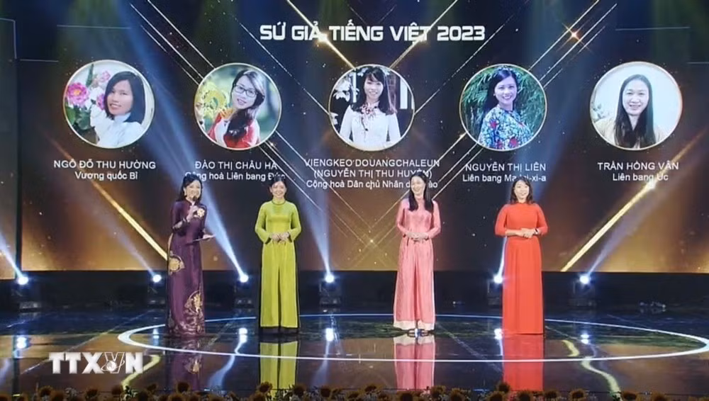 Cô giáo Nguyễn Thị Liên (thứ hai, từ trái sang) là 1 trong 5 người được vinh danh "Sứ giả tiếng Việt ở nước ngoài" năm 2023, tại Đêm Gala Tôn vinh tiếng Việt 2023 được tổ chức tại Hà Nội ngày 8/9/2023.