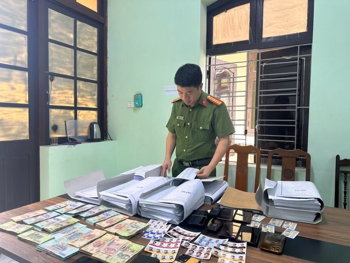 Lực lượng chức năng đang tập hợp các tài liệu, vật chứng có liên quan trong vụ án.