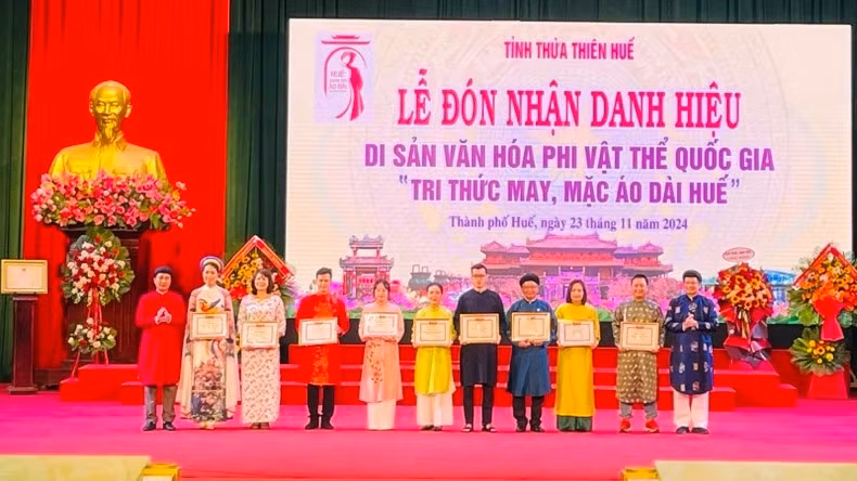 Sở Văn hóa và Thể thao tỉnh Thừa Thiên Huế khen thưởng các điển hình trong tổ chức Tuần lễ Áo dài cộng đồng 2024.