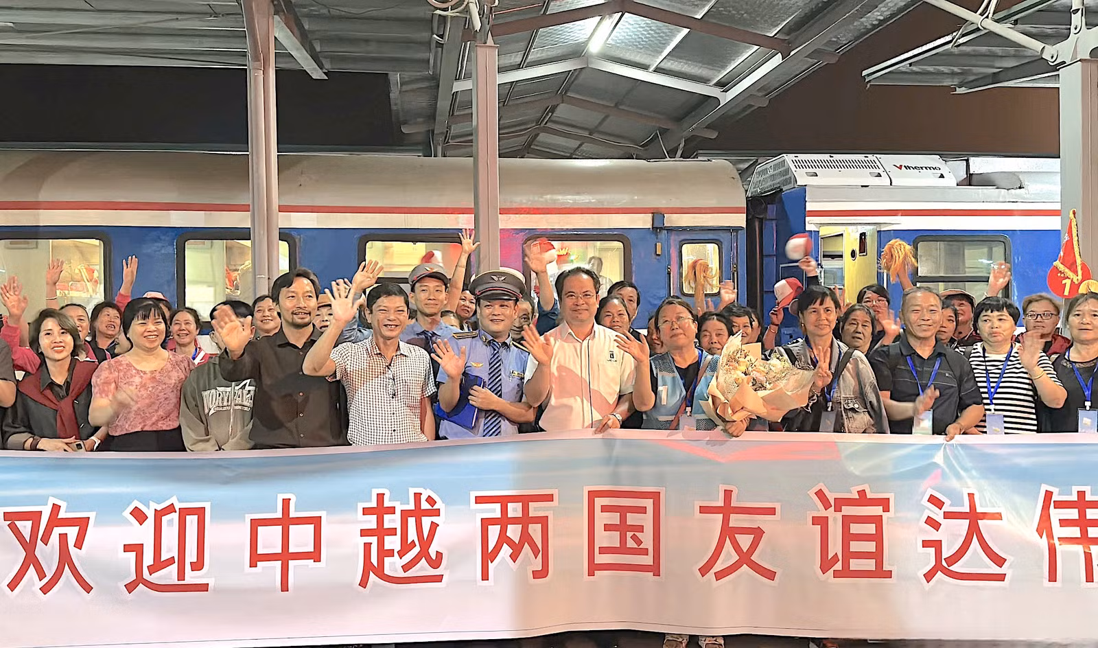 Đoàn khách du lịch Trung Quốc tại ga Lào Cai.