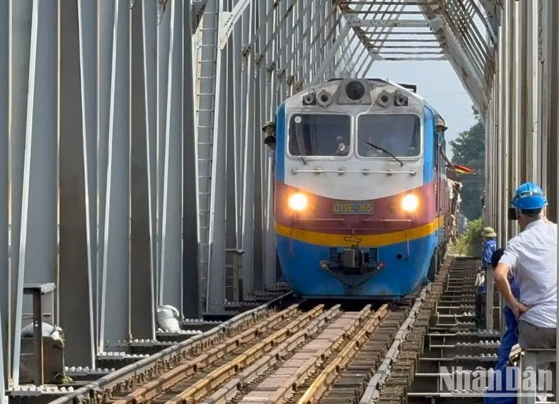 Khoảng 10 giờ 30 phút, các cơ quan chức năng đã hoàn thành thử tải cầu Đuống, cho kết quả an toàn, đủ điều kiện chạy tàu trở lại.