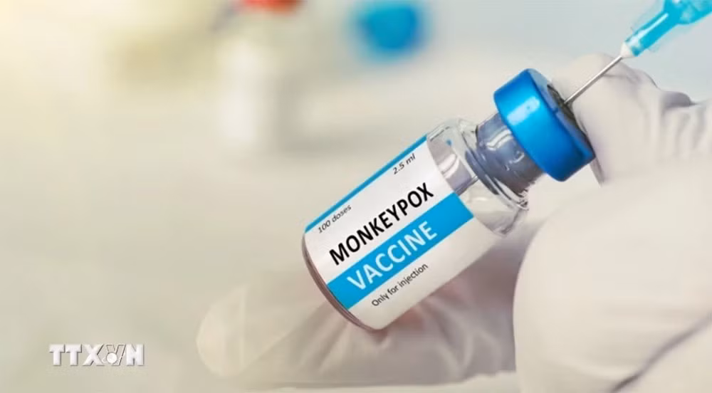 Nhân viên y tế chuẩn bị mũi tiêm vaccine phòng đậu mùa khỉ Jynneos do Hãng dược phẩm Đan Mạch Bavarian Nordic phát triển, tại Los Angeles, California (Mỹ).