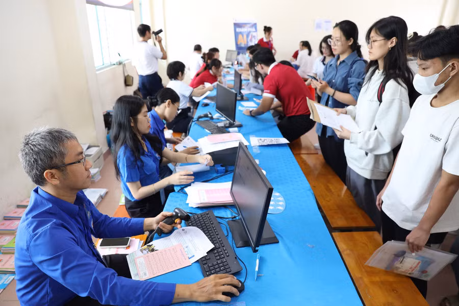 Tân sinh viên Trường Đại học Ngân hàng TPHCM khóa 2024 làm thủ tục nhập học.