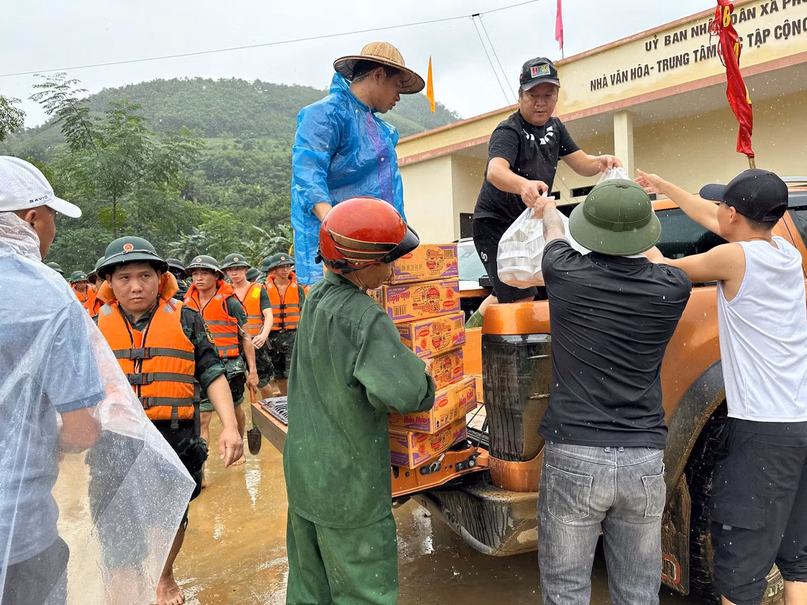 Hàng hóa được các nhà hảo tâm gửi đến thôn Làng Nủ (xã Phúc Khánh, huyện Bảo Yên, tỉnh Lào Cai), nơi xảy ra trận lũ quét kinh hoàng sáng 10/9.
