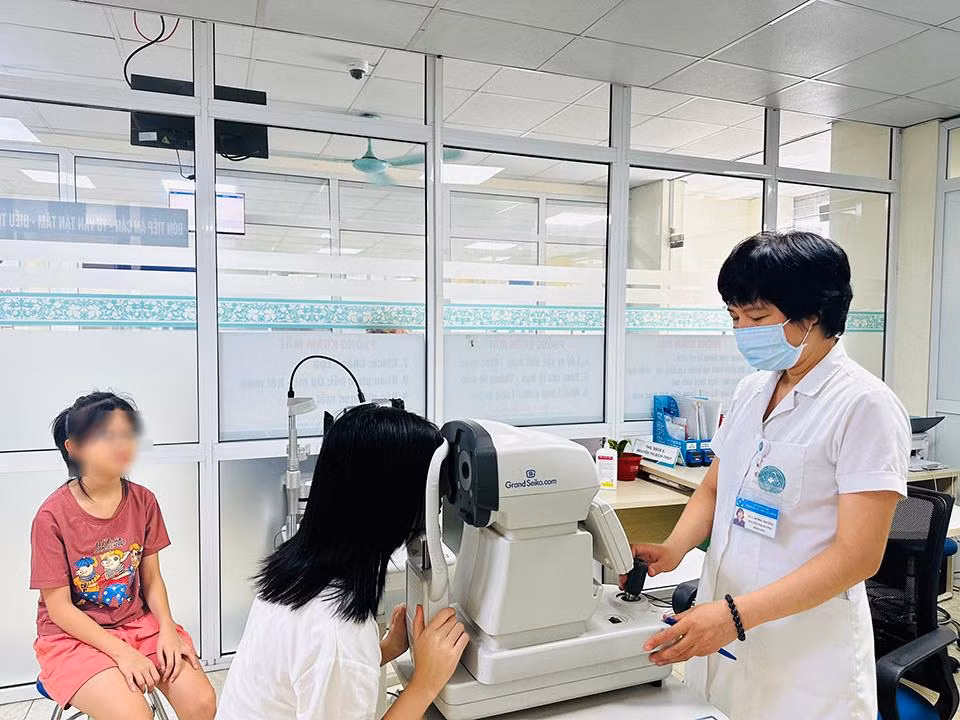 Đo khúc xạ mắt cho trẻ.