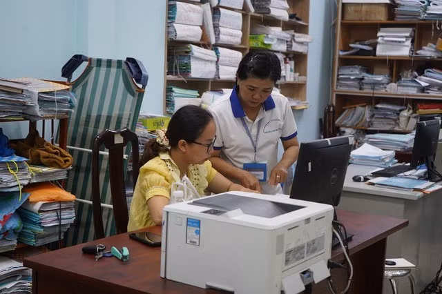 Khi thực hiện tinh giản biên chế, bên cạnh những người đang nắm giữ chức vụ thì có không ít người lao động là công chức, viên chức tuổi đời còn trẻ sẽ rơi vào tình trạng mất việc (Ảnh minh họa).